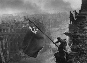 Célèbre photo d'Histoire, ce cliché d'un reporter de guerre illustre un soldat russe plantant le drapeau communiste au dessus du Reichstag allemand le 2 mai 1945 avec en fond, un décor post apocalyptique.
