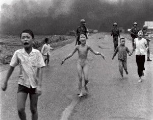 Photo d'histoire : Nick Ut photographie Kim Phuc après un bombardement au napalm pendant la guerre du Vietnam