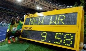 Photo d'Usain Bolt devant son chronomètre du 100m a 9 secondes et 58 centièmes. Record non battu depuis.