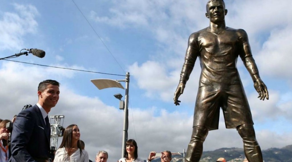 Photo de la statue de Cristiano Ronaldo normale prise lors de l'inauguration. 