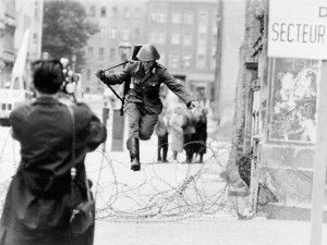 Hans Conrad Schuman saute par dessus les barbelés séparant RDA et RFA avant la construction du mur.
