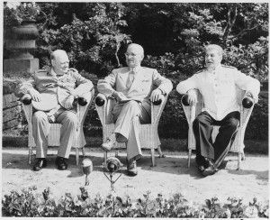 Photo d'histoire où on voit les trois vainqueurs de la IIe guerre mondiale dans le jardin de Cecilienhof