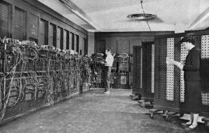Photo historique et connue de l'ENIAC, premier ordinateur automatique