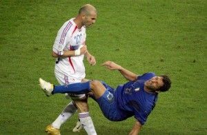 Photo du coup de boule de Zidane sur Materazzi pendant la Coupe du Monde de Foot 2006.