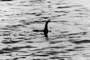 Première d'une longue série de photos du monstre du Loch Ness en 1934