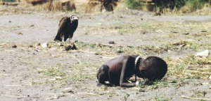 Photo de Kevin Carter prise en 1993 au Soudan avec un enfant et un vautour en fond.