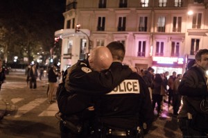 Photo de Benjamin Filarski. Deux policiers en pleur après les attentats de Paris.