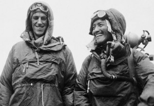 Photo historique de Edmund Hilary et Tensing Norgay au sommet de l'Everest après la première ascension réussie en 1953.
