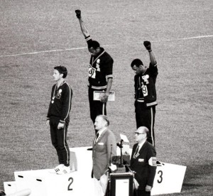 Photo salut Black Power de Smith et Carlos avec Norman qui les supporte. Photo des JO de Mexico en 1968
