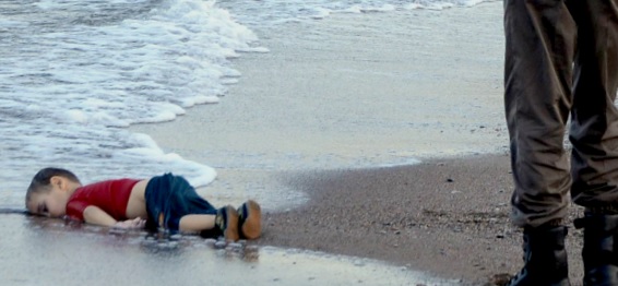 Photo d'Aylan sur la plage turque. Aylan est un enfant syrien mort pendant le départ de sa famille pour le Canada