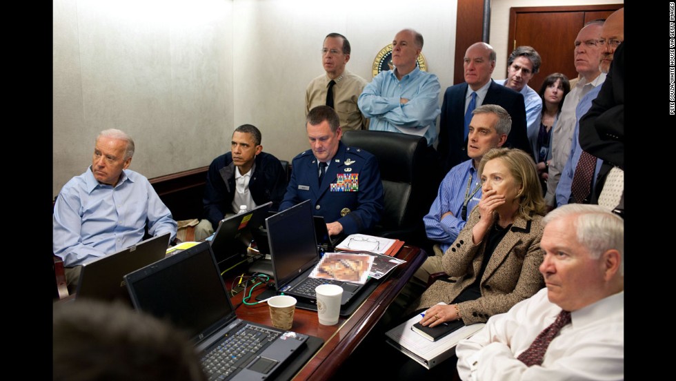 Photo de Pete Souza à l'intérieur de la Situation Room montrant Barack Obama et les membres de la sécurité américaine pendant l'opération pour capturer Oussama Ben Laden