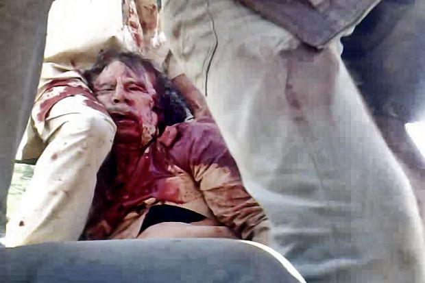 Photo du corps et mort de Mouammar Kadhafi en 2011 par les forces rebelles