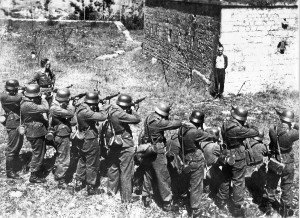Photo historique de Georges Blind devant un peloton d'exécution nazis en 1944.