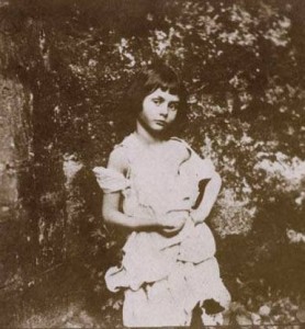 Photo d'Alice Liddell par Lewis Carrolll. Liddell a inspiré Carroll pour Alice aux pays des merveilles