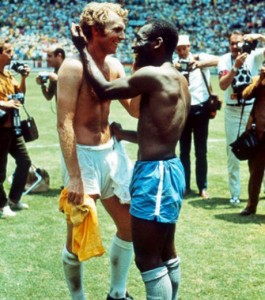 Photo sport Moore et Pelé pendant la Coupe du Monde de football à Mexico en 1970