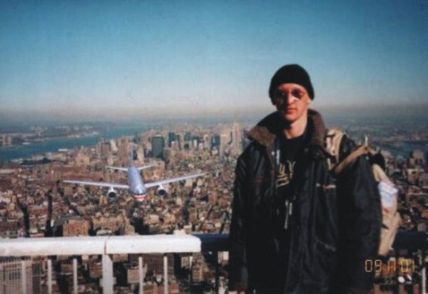 Tourist guy, la photo mème célèbre et datée du début du siècle après les attentats du World Trade Center. Cette photo a fait le tour du monde malgré toutes les incohérences. 