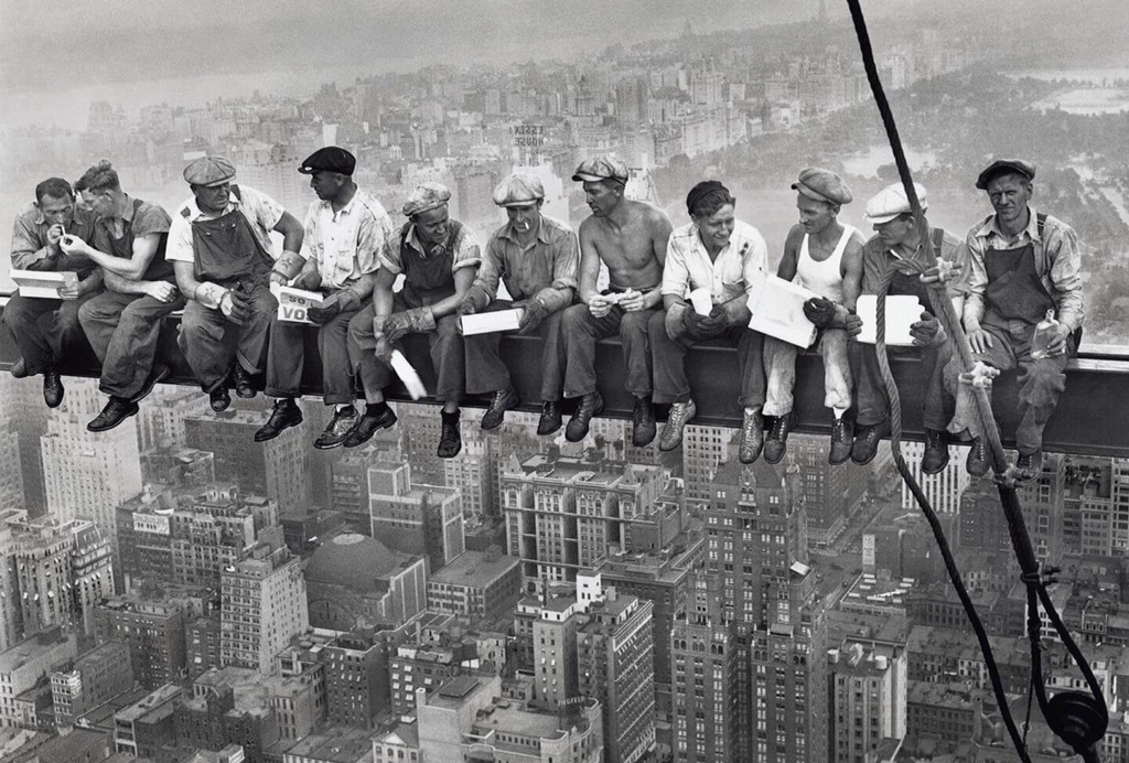 Men having lunch en haut des gratte-ciel-emblématique de l'histoire poster/Toile Photos